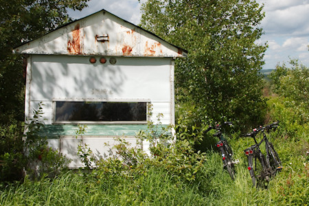 Der alte Campingwaren versteckt im Gras