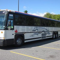 Unser Greyhoundbus - im Anhänger sind die Fahrradboxen verstaut