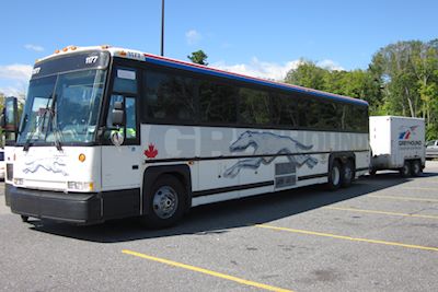 Unser Greyhoundbus - im Anhänger sind die Fahrradboxen verstaut