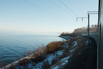 Wir fahren direkt am Beikalsee entlang